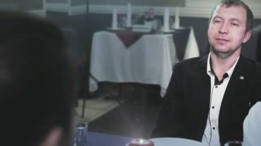 adam bir etiket gösterilen şampanya ona bir garson tarafından okuma
