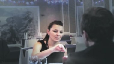 Orta yaşlı çift bir kafe kadın bir masada oturan hizmet düzeltiyor