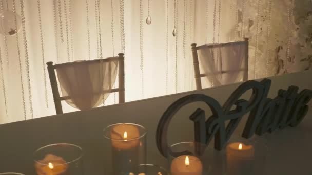 Cadeiras Chiavari à mesa com velas inscrição White Hall — Vídeo de Stock