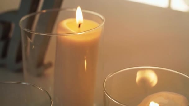 Горящая свеча в стеклянной фляжке — стоковое видео