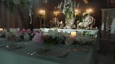 Gıda, şarap bardakları, çiçek vazo, Şamdan mumlar hangi standları iki tahtlar ile siyah oklarla bir masa ayarla