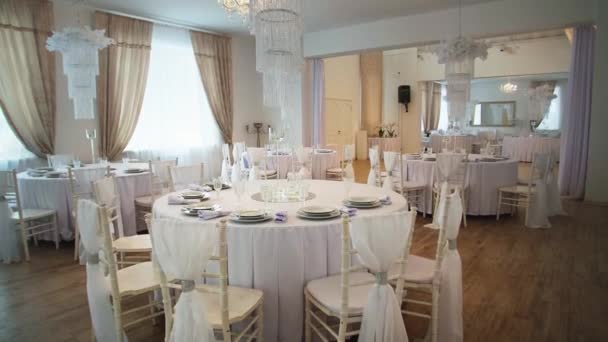 Interior de la sala de banquetes de boda con decoración — Vídeo de stock