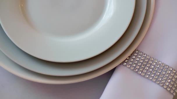 Toalha de mesa branca servido pratos copos de vinho e guardanapos — Vídeo de Stock