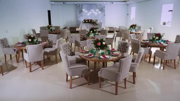 Algemene interieur plan van het restaurant met een bloem decor en een huwelijksreis — Stockvideo