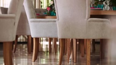 parlak kiremitli kat masalarında yumuşak kahverengi koltuklar standı