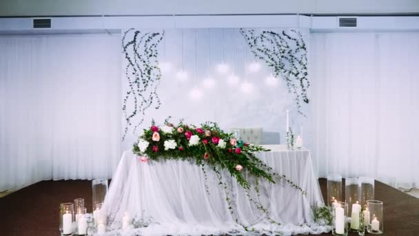 新婚夫妇的主席团装饰着插花和拱形 — 图库视频影像