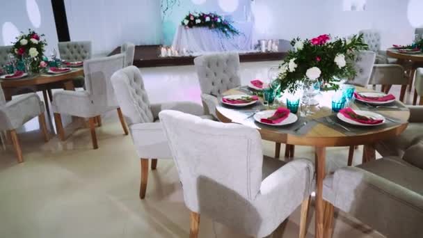 Plano interior general del restaurante con una decoración de flores y una zona de luna de miel. discoteca luces trabajo — Vídeo de stock