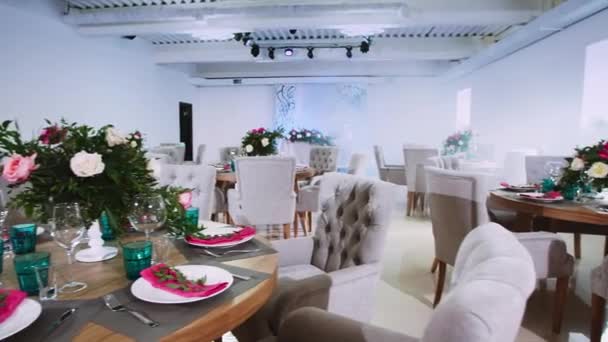 Plan intérieur général du restaurant avec un décor de fleurs et un espace lune de miel — Video