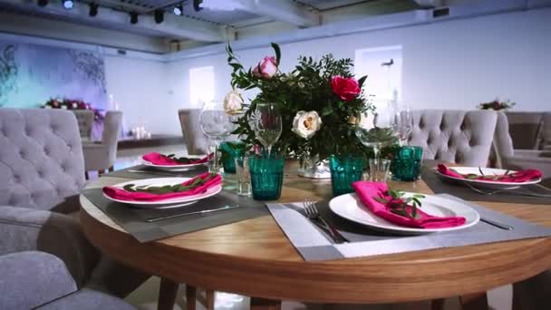 Ein Runder Holztisch Mit Floralen Arrangements Aus Weißen Tellern Mit — Stockvideo