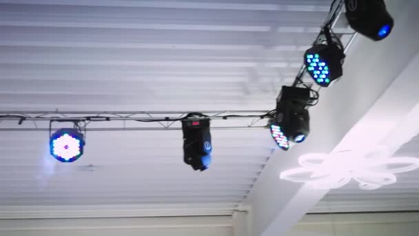 Εργάζονται συσκευές για disco φως κάτω από ένα λευκό ταβάνι που επισυνάπτεται στο αγρόκτημα — Αρχείο Βίντεο