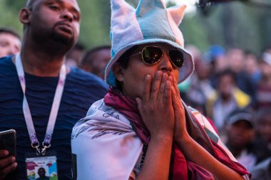 St. Petersburg, Rusya - 26 Haziran 2018: Ulusal futbol takımları arasında Arjantin ve Nijerya izle Zenit Arena stadyum yakınında fan bölgedeki televizyonda maç maç sırasında hayranları.