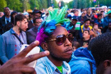 St. Petersburg, Rusya - 26 Haziran 2018: Ulusal futbol takımları arasında Arjantin ve Nijerya izle Zenit Arena stadyum yakınında fan bölgedeki televizyonda maç maç sırasında hayranları.