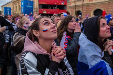 St. Petersburg, Rusya - 1 Temmuz 2018: Rus Milli takım İspanya Merkez fan bölgedeki maçı izlerken futbol taraftarları. İnsanlar akut ve duygusal olarak oyunun ana noktaları yaşıyor.