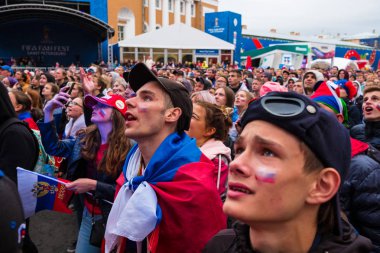 St. Petersburg, Rusya - 1 Temmuz 2018: Rus Milli takım İspanya Merkez fan bölgedeki maçı izlerken futbol taraftarları. İnsanlar akut ve duygusal olarak oyunun ana noktaları yaşıyor.