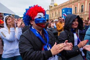 St. Petersburg, Rusya - 1 Temmuz 2018: Rus Milli takım İspanya Merkez fan bölgedeki maçı izlerken futbol taraftarları. İnsanlar akut ve duygusal olarak oyunun ana noktaları yaşıyor.