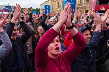 St. Petersburg, Rusya - 1 Temmuz 2018: Rus Milli takım İspanya Merkez fan bölgedeki maçı izlerken futbol taraftarları. İnsanlar akut ve duygusal olarak oyunun ana noktaları yaşıyor.