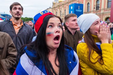 St. Petersburg, Rusya - 1 Temmuz 2018: Rus Milli takım İspanya Merkez fan bölgedeki maçı izlerken futbol taraftarları. İnsanlar akut ve duygusal olarak oyunun ana noktaları yaşıyor.