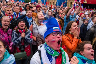 St. Petersburg, Rusya - 1 Temmuz 2018: Rus Milli takım İspanya Merkez fan bölgedeki maçı izlerken futbol taraftarları. İnsanlar akut ve duygusal olarak oyunun ana noktaları yaşıyor.