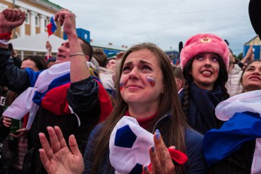 St. Petersburg, Rusya - 1 Temmuz 2018: Rus Milli takım İspanya Merkez fan bölgedeki maçı izlerken futbol taraftarları. İnsanlar akut ve duygusal olarak oyunun ana noktaları yaşıyor.