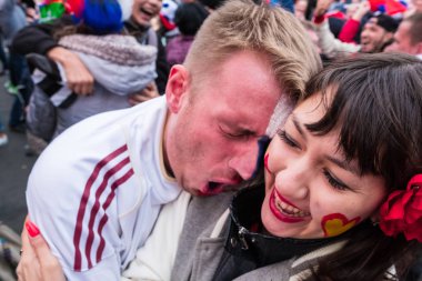 St. Petersburg, Rusya - 1 Temmuz 2018: Rus Milli takım İspanya Merkez fan bölgedeki maçı izlerken futbol taraftarları. İnsanlar akut ve duygusal olarak oyunun ana noktaları yaşıyor.