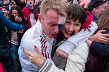 St. Petersburg, Rusya - 1 Temmuz 2018: Rus Milli takım İspanya Merkez fan bölgedeki maçı izlerken futbol taraftarları. İnsanlar akut ve duygusal olarak oyunun ana noktaları yaşıyor.