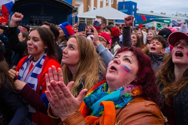 Petersburg Russia July 2018 Football Fans Watching Match Russian National — Stock Photo, Image