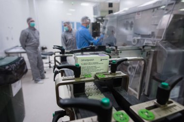 St. Petersburg, Rusya - jenerik ilaç üretimi için ilaç fabrikası. Temiz izole oda. Üretim süreci.