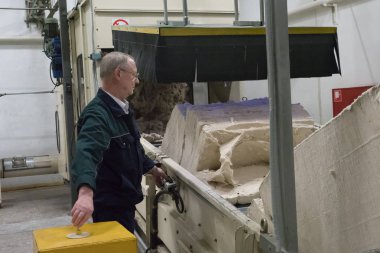 St. Petersburg, Rusya - 30 Ağustos 2018: Baskı Atölyesi nane. Özel kağıt yüksek teknoloji ürünleri imalatı.