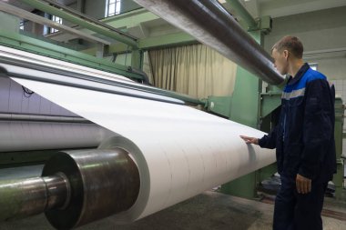 St. Petersburg, Rusya - 30 Ağustos 2018: Baskı Atölyesi nane. Özel kağıt yüksek teknoloji ürünleri imalatı. Döner matbaa