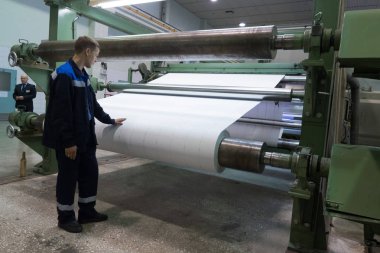 St. Petersburg, Rusya - 30 Ağustos 2018: Baskı Atölyesi nane. Özel kağıt yüksek teknoloji ürünleri imalatı. Döner matbaa