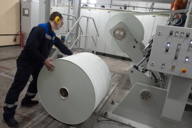 St. Petersburg, Rusya - 30 Ağustos 2018: Baskı Atölyesi nane. Özel kağıt yüksek teknoloji ürünleri imalatı. Döner matbaa