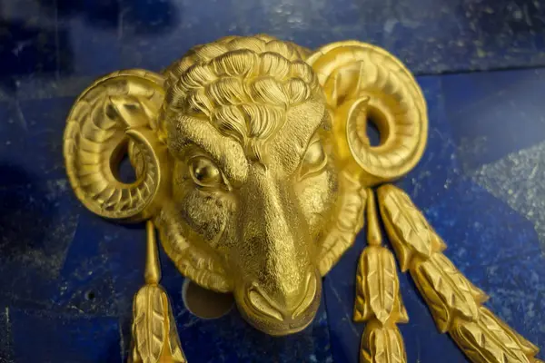 St. Petersburg, Rusya Federasyonu-Ağustos 28, 2018: ın Catherine Palace, St. Selo restorasyon atölyelerde, parçalar yapılır İkinci Dünya Savaşı sırasında tahrip edildi Lyons hall için değerli lazurite maden.