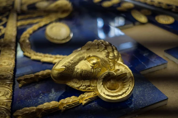 St. Petersburg, Rusya Federasyonu-Ağustos 28, 2018: İçinde Catherine Palace of St. Selo restorasyon atölye çalışmaları. Lapis lazuli cilasız plakaları restoratör, elinde.