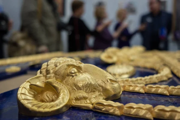 St. Petersburg, Rusya Federasyonu-Ağustos 28, 2018: ın Catherine Palace, St. Selo restorasyon atölyelerde, parçalar yapılır İkinci Dünya Savaşı sırasında tahrip edildi Lyons hall için değerli lazurite maden.