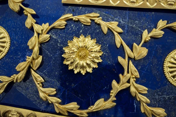 St. Petersburg, Rusya Federasyonu-Ağustos 28, 2018: ın Catherine Palace, St. Selo restorasyon atölyelerde, parçalar yapılır İkinci Dünya Savaşı sırasında tahrip edildi Lyons hall için değerli lazurite maden.