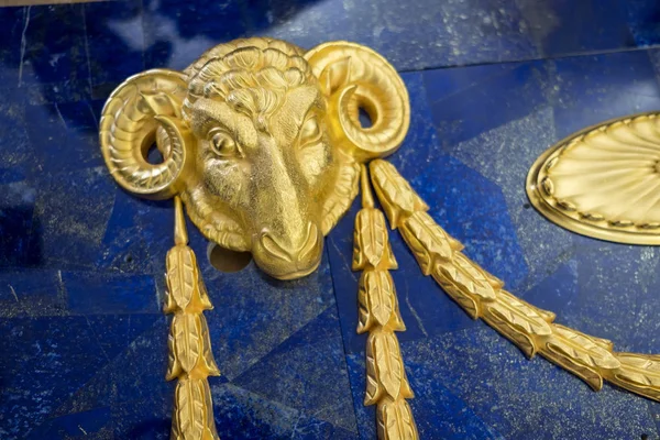 St. Petersburg, Rusya Federasyonu-Ağustos 28, 2018: ın Catherine Palace, St. Selo restorasyon atölyelerde, parçalar yapılır İkinci Dünya Savaşı sırasında tahrip edildi Lyons hall için değerli lazurite maden.