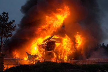 Büyük bir tek katlı ahşap ev yandı girmekte ve terk edilmiş. Günlük yapısı. Yüksek güçlü ateş çatı yukarıda. Tehlikeli orman ve yakınındaki binalar. Artan yangın tehlikesi.