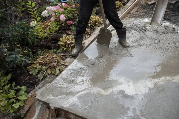 Pembangunan Jalan Beton Sekitar Perumahan Rumah Pedesaan Dalam Mode Manual — Stok Foto