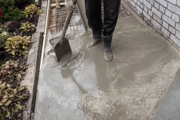 Manuel Modda Bir Konut Kırsal Evin Etrafında Bir Beton Kaldırım — Stok fotoğraf