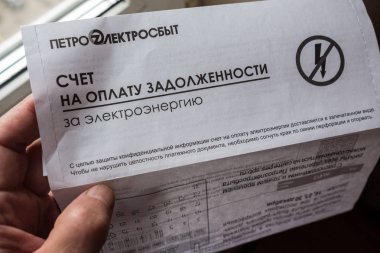 Saint Petersburg. Rusya - 12 Kasım 2018: Şirket Petroelektrosbyt elektrik mevcut borç ve yaptırımlar hakkında bir uyarı ile kiracı tarafından ödenmesi için tedarik enerji bill.