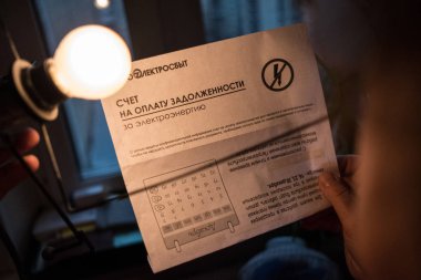 Saint Petersburg. Rusya - 12 Kasım 2018: Şirket Petroelektrosbyt elektrik mevcut borç ve yaptırımlar hakkında bir uyarı ile kiracı tarafından ödenmesi için tedarik enerji bill.