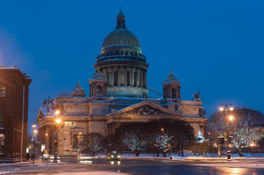 St. Petersburg, Rusya Federasyonu - 5 Ocak 2011: St. Isaac's Cathedral mimar Auguste Monferanov tarafından 1858 yılında inşa edilmiştir. Şehrin ana çekim olduğunu.