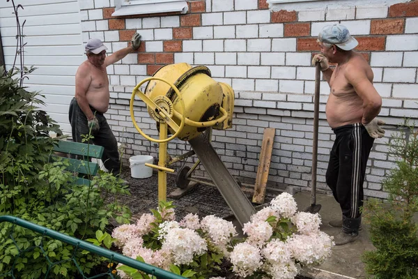 San Petersburgo Rusia Agosto 2018 Constructores Contratados Empresarios Individuales Hacen —  Fotos de Stock