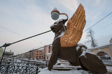 St. Petersburg, Rusya banka Bridge.connecting Spassky ve Kazan Adaları. Vasili Tretter ve Vasili Khristianovich mühendisleri tarafından tasarlanan, mitolojik kanatlı aslan heykelleri Pavel Sokolov heykeltıraş tarafından yapılmıştır.