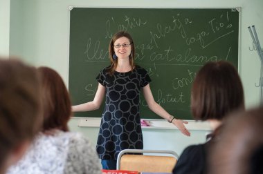 St. Petersburg, Rusya - 10 Haziran 2018: İspanyolca dil ders Eyalet Üniversitesi'nde. Öğretmen bir jest olarak ellerini atar ve öğrenciler bir soru ile görünüyor.