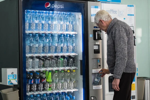 San Petersburgo Rusia Octubre 2018 Anciano Aeropuerto Elige Refresco Una — Foto de Stock