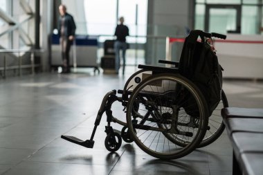St. Petersburg, Rusya Federasyonu - 8 Ekim 2018: çetele uçuş programı ile görünüyor uçağa binmeden önce yaşlı kel bir kişi gidiş salonunda devre dışı.
