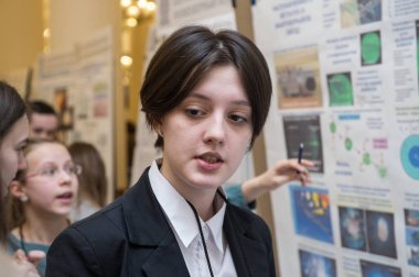 St. Petersburg, Rusya - 7 Şubat 2018: XIV Baltık bilimsel Mühendislik Yarışması (Bnik). Genç yetenekli çocuklar, okul buluşları jüriye sundu.