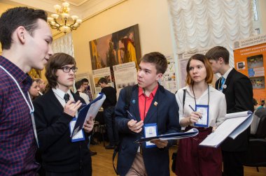 St. Petersburg, Rusya - 7 Şubat 2018: XIV Baltık bilimsel Mühendislik Yarışması (Bnik). Genç yetenekli çocuklar, okul buluşları jüriye sundu.