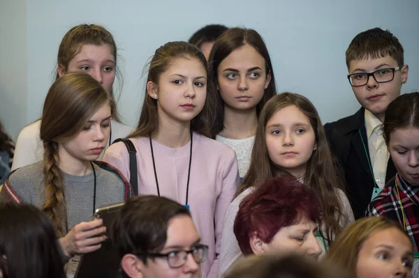 サンクトペテルブルク ロシア連邦 2018 Xiv バルト科学技術コンテスト Bnik 若い才能のある子供小学生は陪審員に自分の発明を提示 — ストック写真